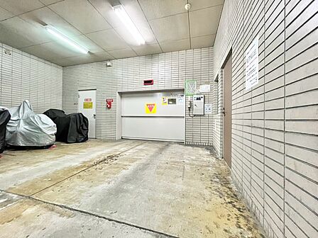 本物件の駐車スペースです。車種制限のある場合もございますので、お気軽にお問い合わせくださいませ。