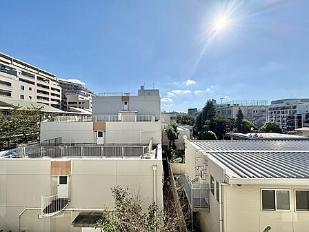 窓を開けると広がる青空。心をリフレッシュして日々を過ごしていきましょう。