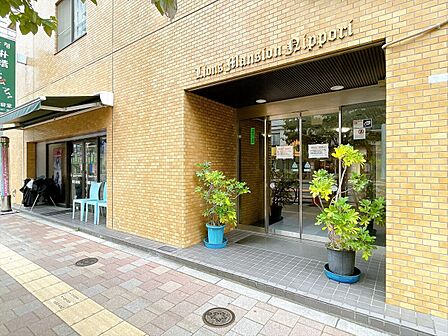 外と内をつなぐエントランスは、まさに顔となる場所。