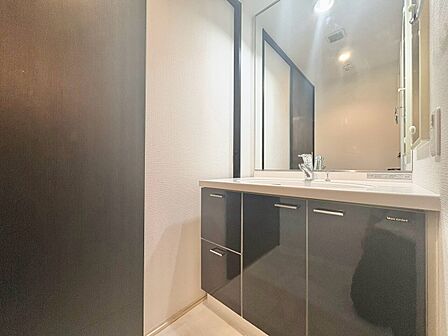 何かと物が増える場所だからこそ、スッキリと見映えの良い空間に。