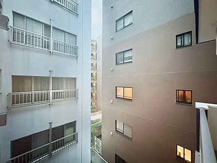 窓を開けると広がる青空。心をリフレッシュして日々を過ごしていきましょう。
