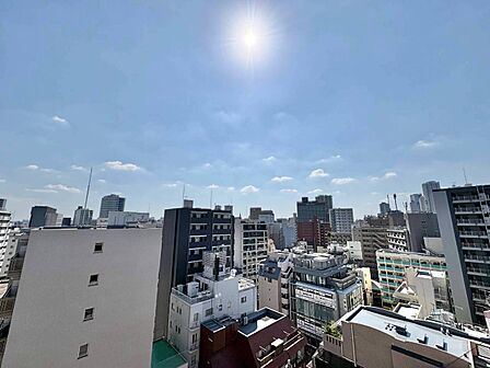 窓を開けると広がる青空。心をリフレッシュして日々を過ごしていきましょう。