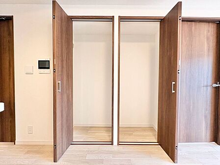 居室にはクローゼットがあり、荷物もスッキリ収納して快適にお過ごしいただけます。