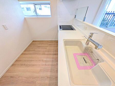 スマートな意匠と充実の機能を備えたキッチンが、暮らしにおいしい彩りを添えます。