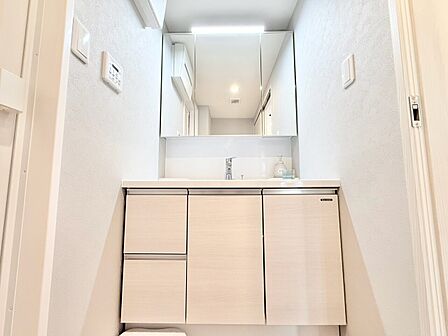 何かと物が増える場所だからこそ、スッキリと見映えの良い空間に。