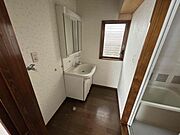 洗濯機置き場、三面鏡の洗面台があります♪