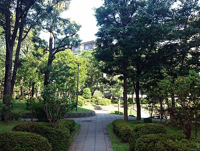 敷地内は緑が多く、自然豊かな環境です