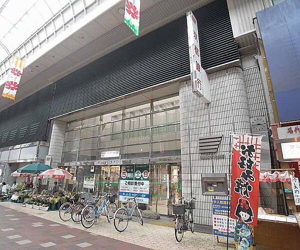 京都銀行 伏見支店まで598m 大手筋商店街内の京都銀行です。最寄は伏見桃山駅です