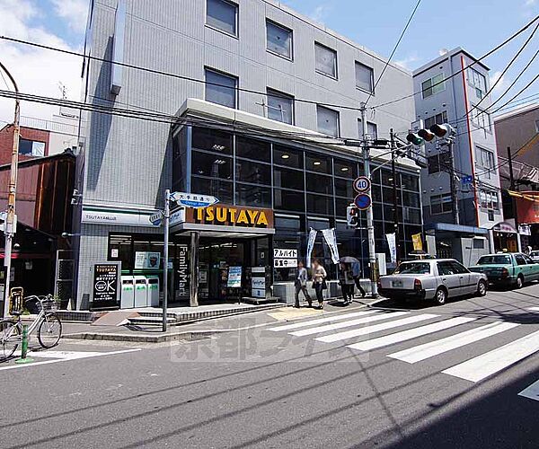 画像30:ファミリーマートＴＳＵＴＡＹＡ桃山店まで30m 伏見桃山駅前のＴＳＵＴＡＹＡの一階です。大手筋商店街もすぐ目の前