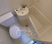 ユニットバスでシンプルかつお手入れしやすいお風呂です。