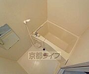 シャワー、鏡付きのお風呂です。