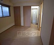フローリングのきれいな室内です。