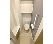 洗浄機能付きトイレです。収納や棚があり消耗品など置き場に困りません。