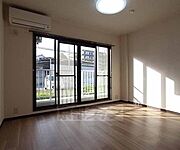 窓が大きく日当たり良好です。