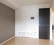 洋室その1：ドアのデザインもお洒落