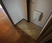 東にございます玄関です。