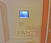鍵をかけたまま訪問者と会話ができます