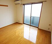 正方形にちかい洋室です。