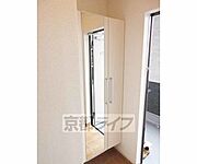姿見鏡つきの靴箱です