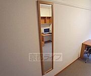 鏡が付いてますので身だしなみもバッチリです。