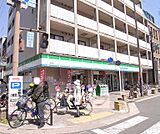 ファミリーマート出町店まで49m 鴨川近くのファミリーマート。
