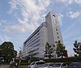 亀岡市役所まで3300m パリッと目を引く建物です。