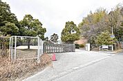 中学校「知多市立八幡中学校まで2017ｍ」