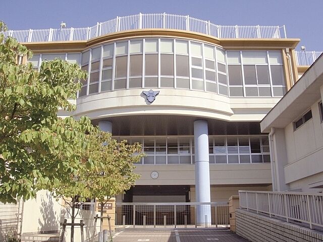 小学校「御劔小学校まで1000ｍ」