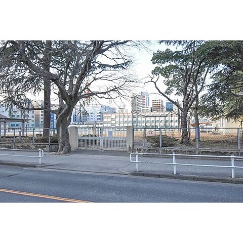 中学校「白山中学校まで1900ｍ」