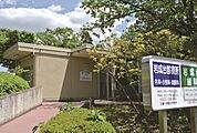 病院「岩成台診療所まで665ｍ」敷地内