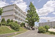 小学校「春日井市立岩成台西小学校まで274ｍ」団地隣接