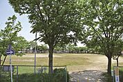 公園「岩成公園まで322ｍ」団地隣接