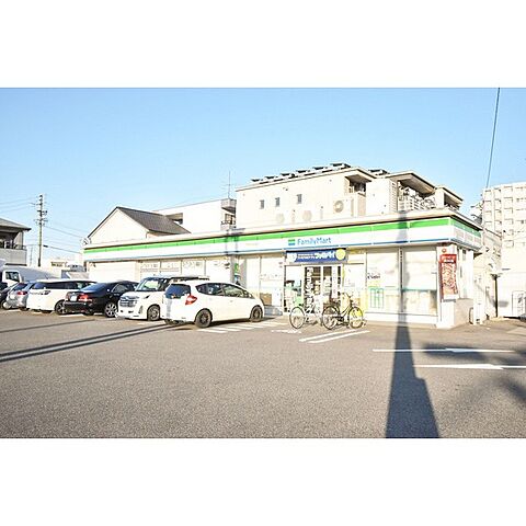コンビニ「ファミリーマート中丸町二丁目店まで370ｍ」
