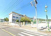 苅田町立苅田小学校。335ｍ。徒歩5分。