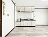 キッチン：キッチン幅は2.28ｍ！このままでも広いですが作業棚を増やすスペースも十分♪
