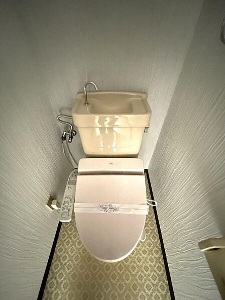 トレイはウォシュレット付き！