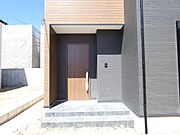 写真は同施工会社のものです。お洒落で重厚感のある玄関ドア♪