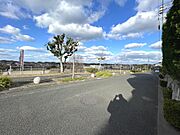 前面道路広く、車の出し入れ楽々！