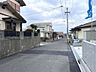 外観：前面道路幅員広々約6ｍで車の出し入れ楽々！