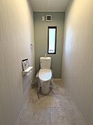 トイレも新品交換済み！トイレは1階と2階にあります。