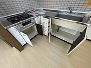 収納スペース・作業スペースが広いシステムキッチンは奥様にうれしいポイント！