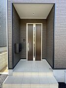 防犯性の高いお洒落な玄関扉♪