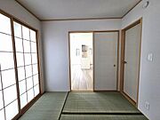 和室にはリビングからも廊下からも出入りできます！2面採光で明るいです。