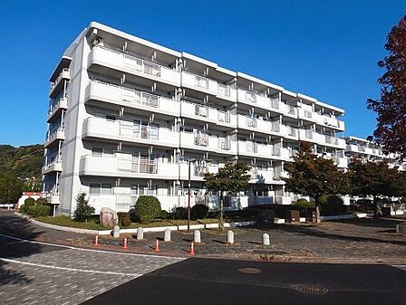敷地内駐車場有り:月額3000円!お客様のご希望の日時にご案内させていただきます(^^)/