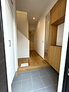 写真は同施工会社の同間取り（反転タイプ）物件です。シューズボックス付きで玄関すっきり！全身ミラーでお出かけ前の身だしなみチェックもできます。