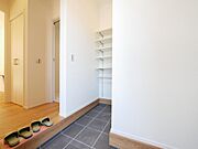 大容量のシューズインクローク付きで玄関すっきり！（※写真は同形状・同仕様のモデルハウスを撮影したものです。）