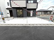 ご家族で車に乗る方に、駐車場2台分(車種による)あります！