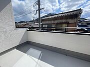バルコニー南向きで陽当たり良好♪