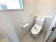 1階トイレ。快適な温水洗浄便座。トイレは1階と2階にあります。
