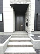 写真は同施工会社のものです。重厚感のある玄関ドア！